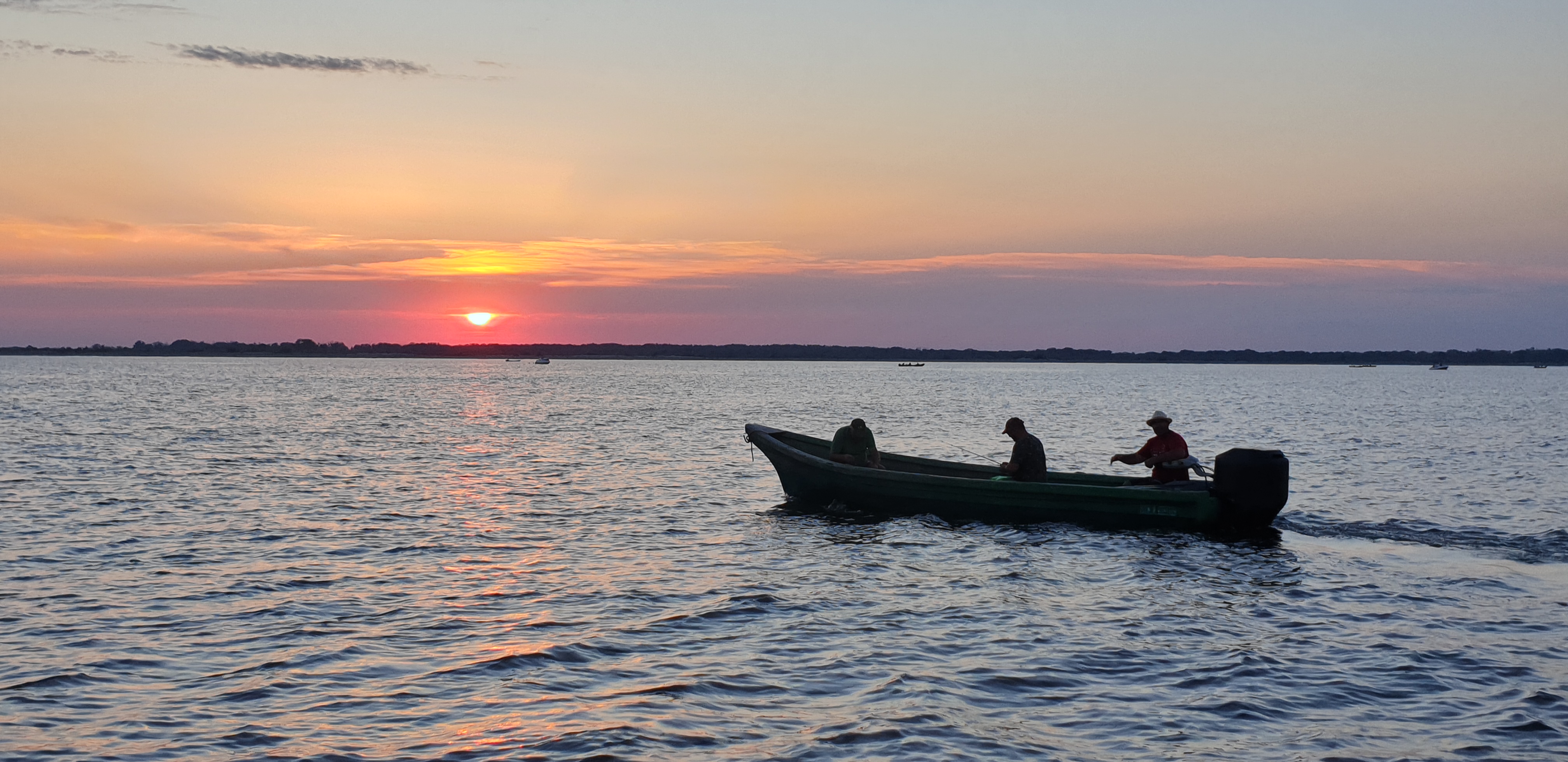 Retragerea catre casa a pescarilor din Delta Dunarii